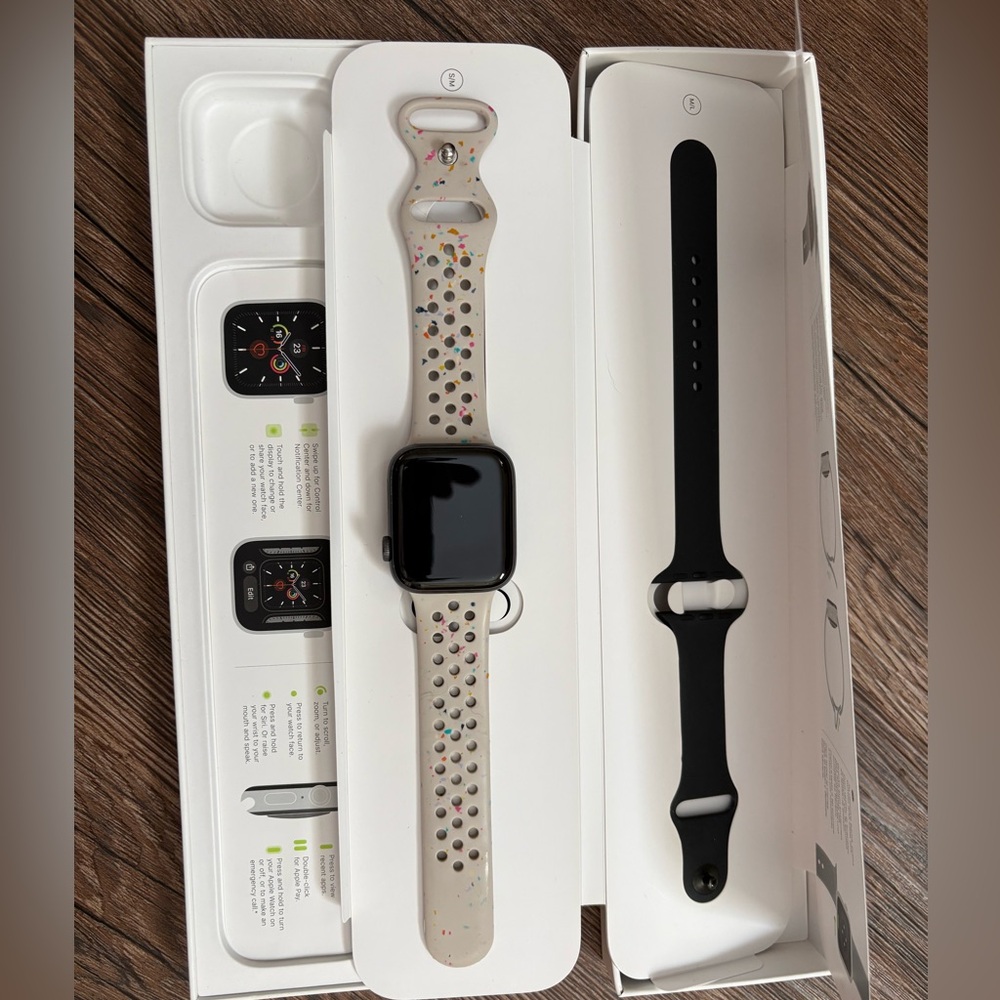 Apple Watch Series 6 SEwith Sport Black Silicone Band (2 lengths) 44mm